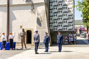 Zastępca Komendanta Wojewódzkiego Policji w Krakowie przyjmuje meldunek  od dowódcy uroczystości o rozpoczęciu uroczystości Ochodów Święta Policji. Obok stoi Komendant Powiatowy Policji w Gorlicach