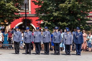 Na płycie rynku w Bieczu stoi kadra kierownicza Komendy Powiatowej Policji w Gorlicach (1)