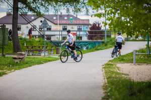 Dwóch policjantów na rowerach na ścieżce pieszo-rowerowej.