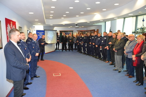 Uczestnicy spotkania opłatkowego słuchają wystąpienia Komendanta Powiatowego Policji w Gorlicach.